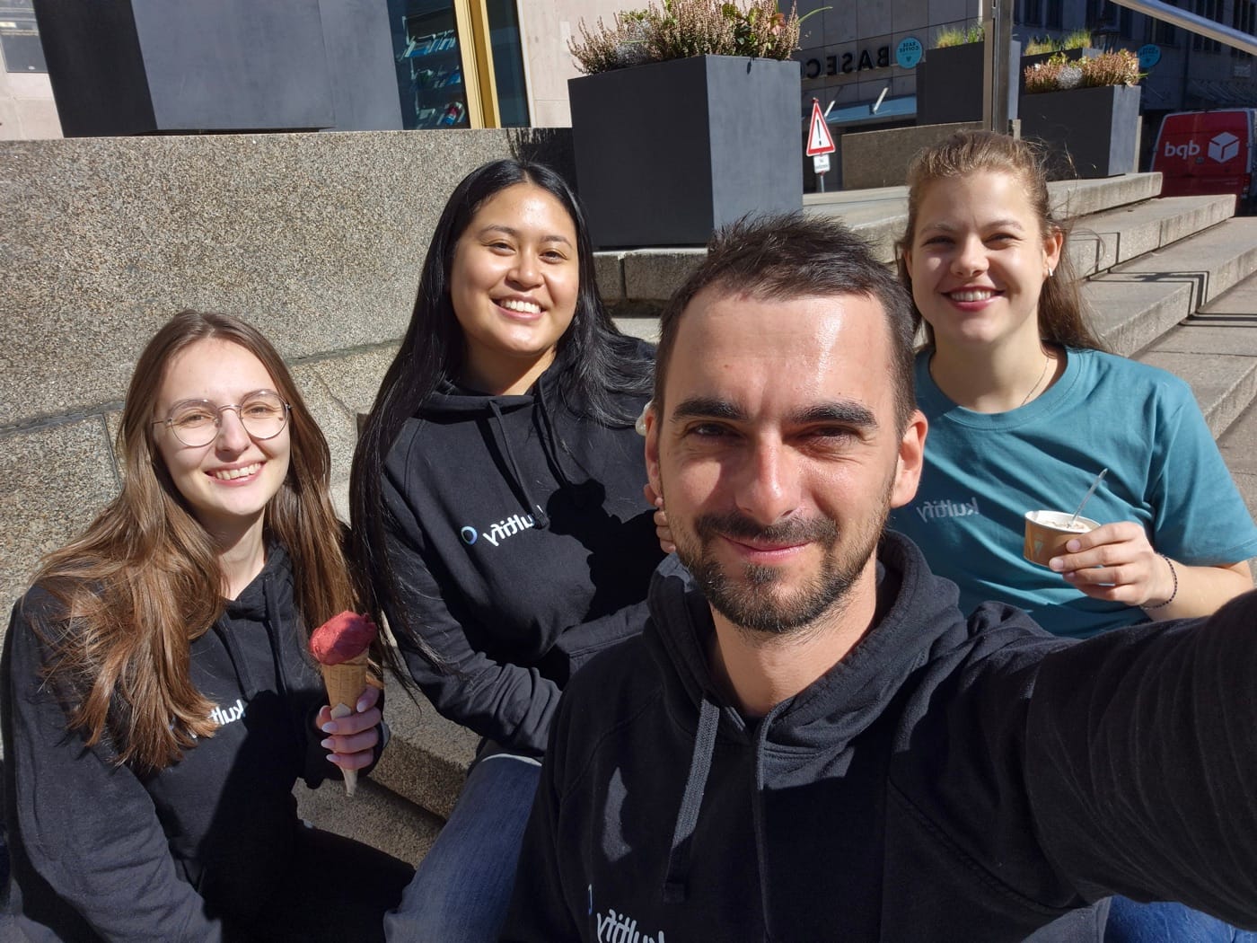 Kultify-Team beim Eis essen in Wien